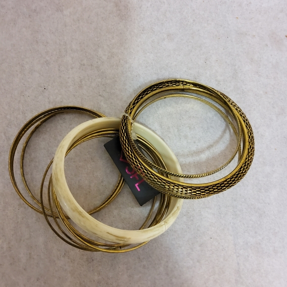 Multi-Layered Bangles Bracelets - Picture 3 of 4